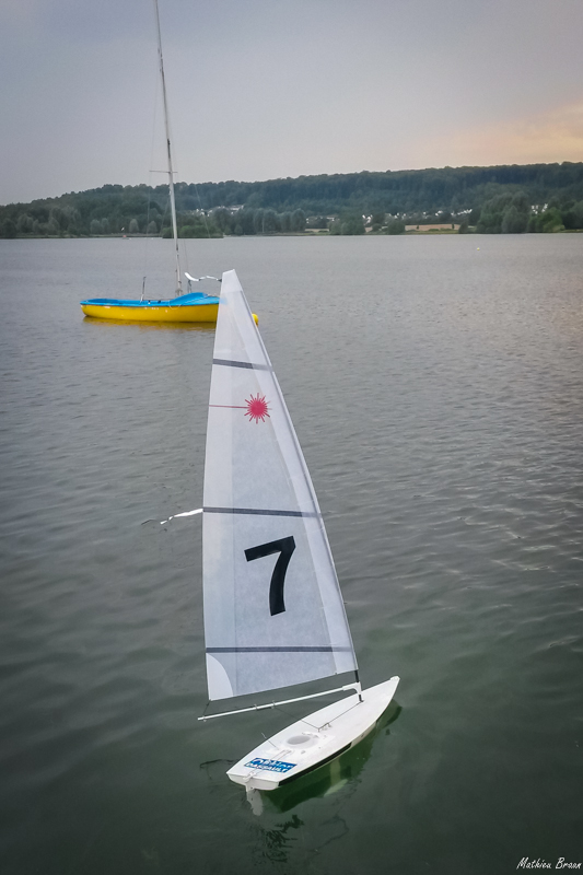 Laser RC passant devant la Caravelle