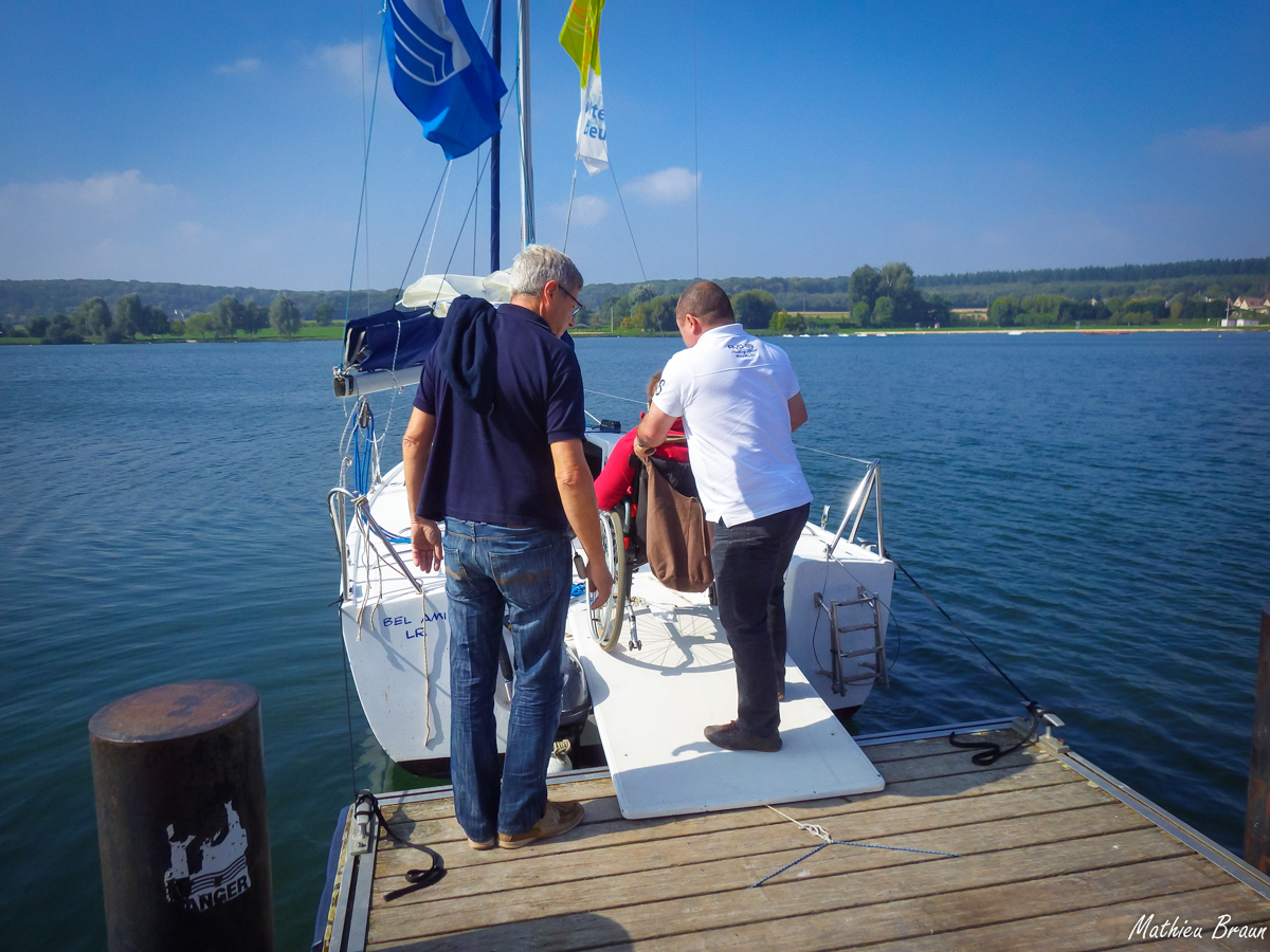 Embarquement en fauteuil sur le Bel-Ami grâce à la passerelle