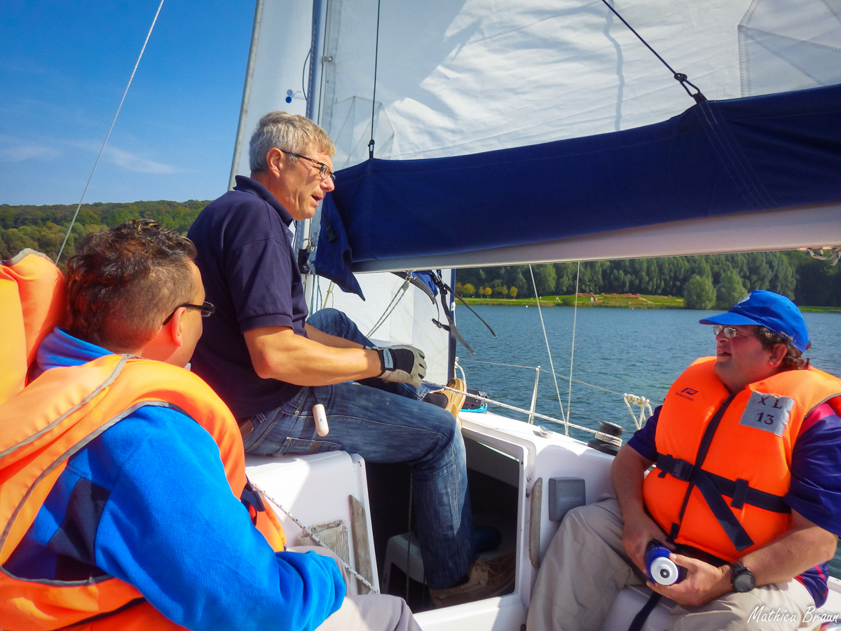 Les grandes lignes de la navigation à la voile sont évoquées