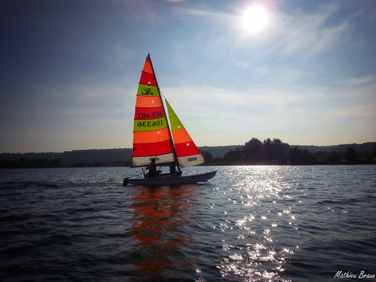 Un catamaran qui file dans le vent