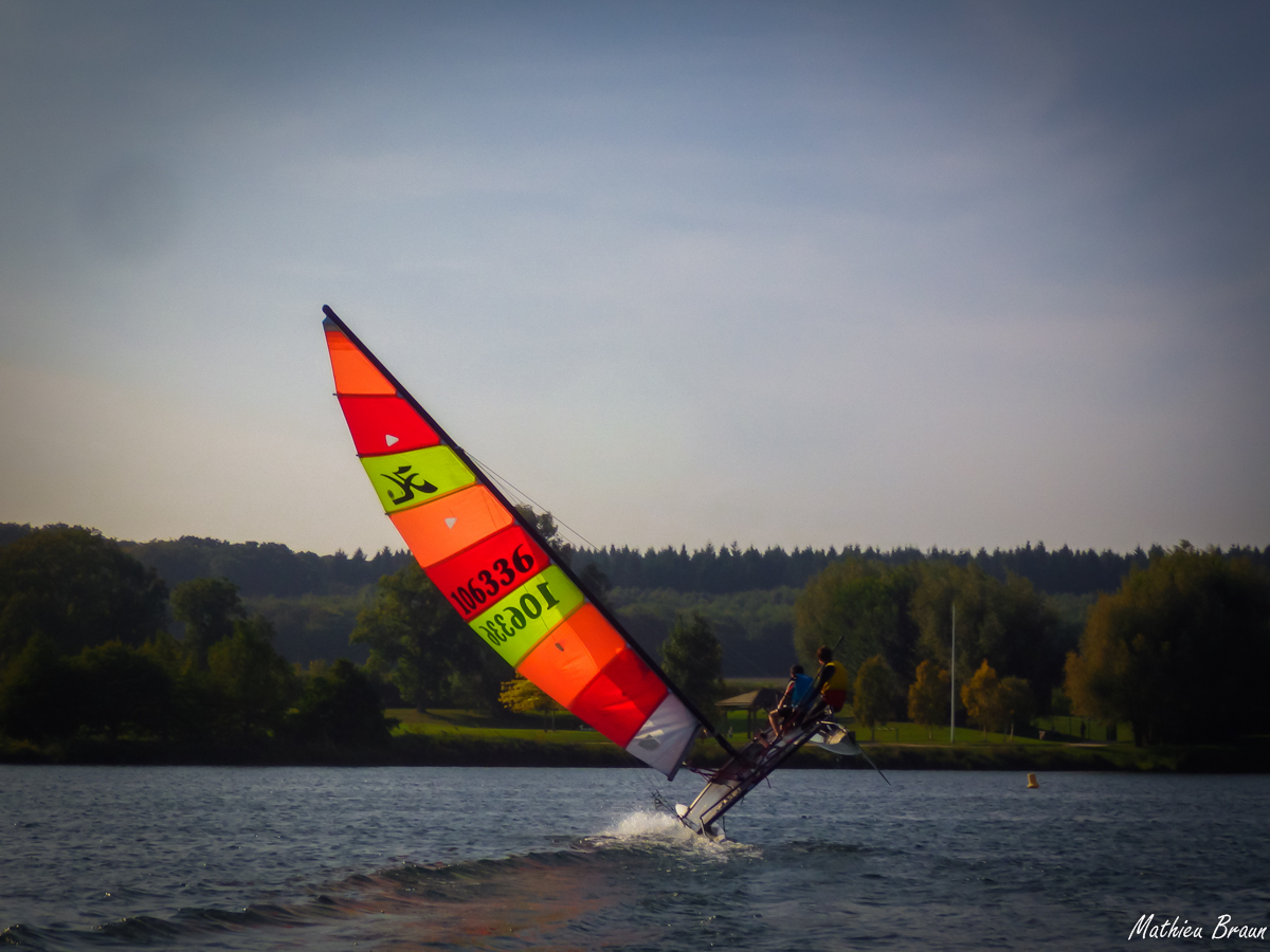 Et un catamaran qui hésite à se planter