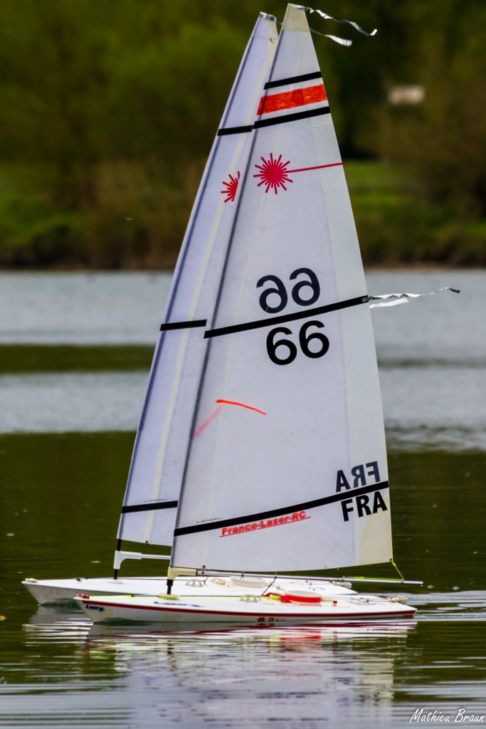 Deux Lasers RC se tirant joyeusement la bourre