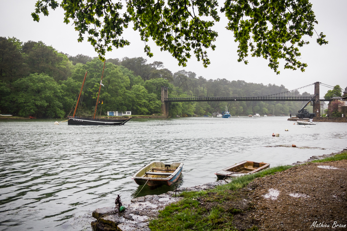 Le pont en acier au-dessus de la rivière d'Auray
