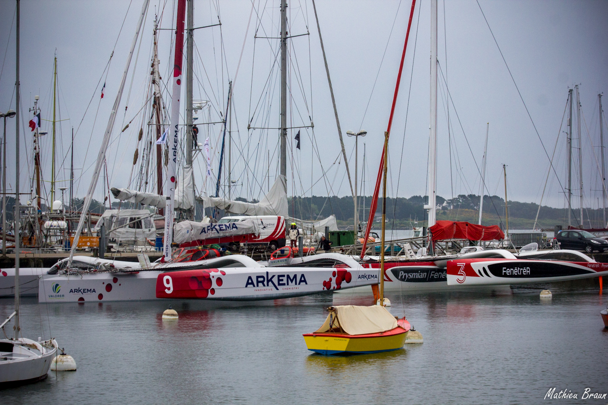 Au premier plan, sous le taud, c'est une Caravelle. Nous avons la même au club. Ça donne une idée de l'échelle...