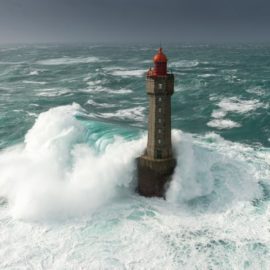 Les phares mythiques du Finistère dans la tempête (vidéo)