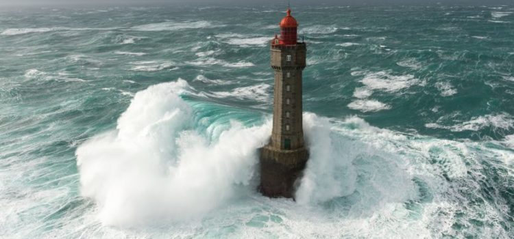 Les phares mythiques du Finistère dans la tempête (vidéo)